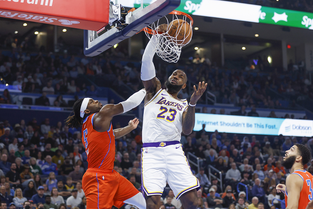 LeBron James (#23) of the Los Angeles Lakers dunks in the game against the Oklahoma City Thunder at Paycom Center in Oklahoma City, Oklahoma, December 23, 2023. /CFP