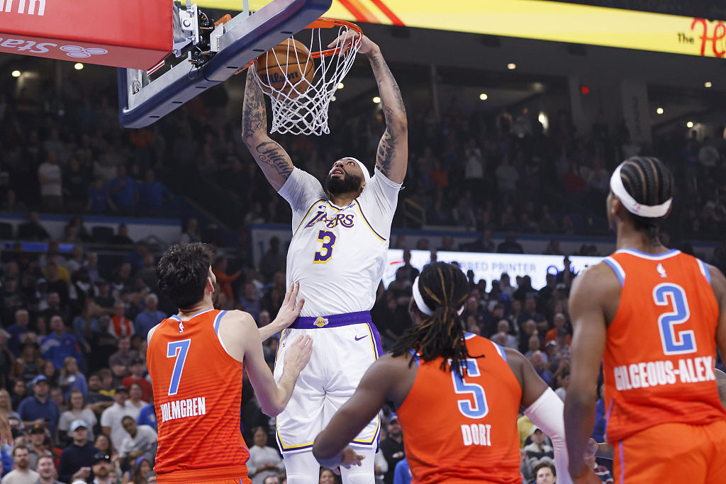 Anthony Davis (#3) of the Los Angeles Lakers dunks in the game against the Oklahoma City Thunder at Paycom Center in Oklahoma City, Oklahoma, December 23, 2023. /CFP