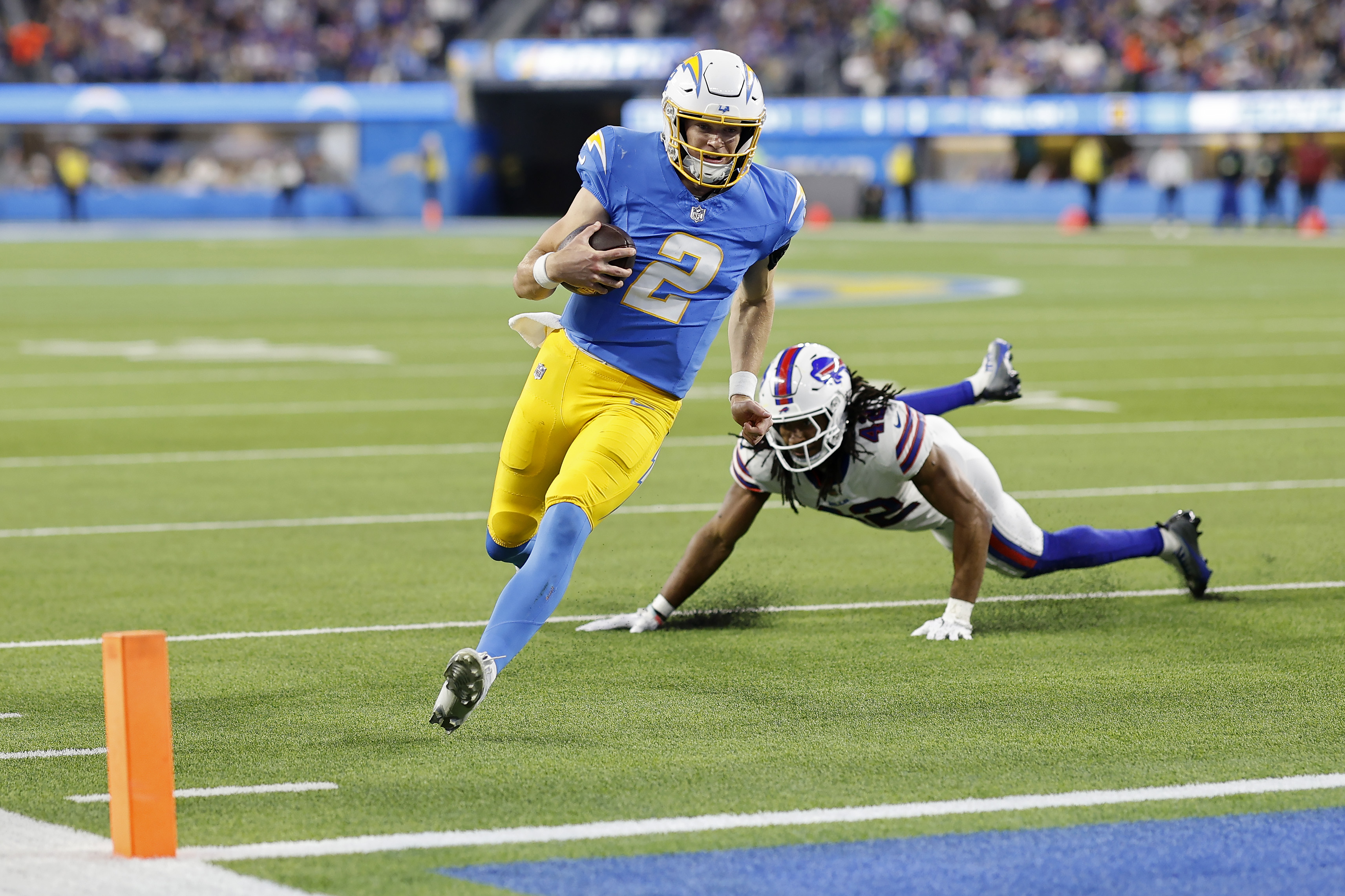 Quarterback Easton Stick (#2) of the Los Angeles Chargers runs into the end zone with the ball to score a touchdown in the game against the Buffalo Bills at SoFi Stadium in Inglewood, California, December 23, 2023. /CFP