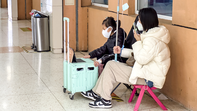 A woman accompanies her daughter to get IV drip therapy at a hospital in Yangzhou, Jiangsu Province, December 9, 2023. /CFP