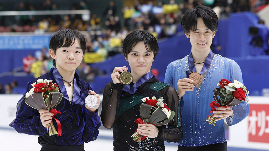 L-R: Yuma Kagiyama, Shoma Uno and Sota Yamamoto pose with their medals after the men's event at the Japan national figure skating championships in Nagano, Japan, December 23, 2023. /CFP