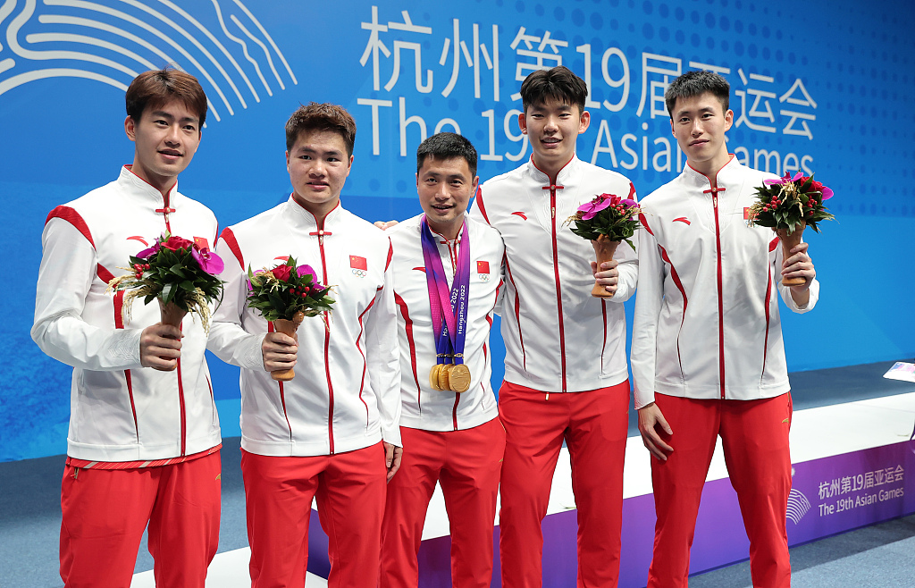 China's players celebrate after winning the gold medal for the badminton men's team at the 19th Asian Games in Hangzhou, east China's Zhejiang Province, October 1, 2023. /CFP