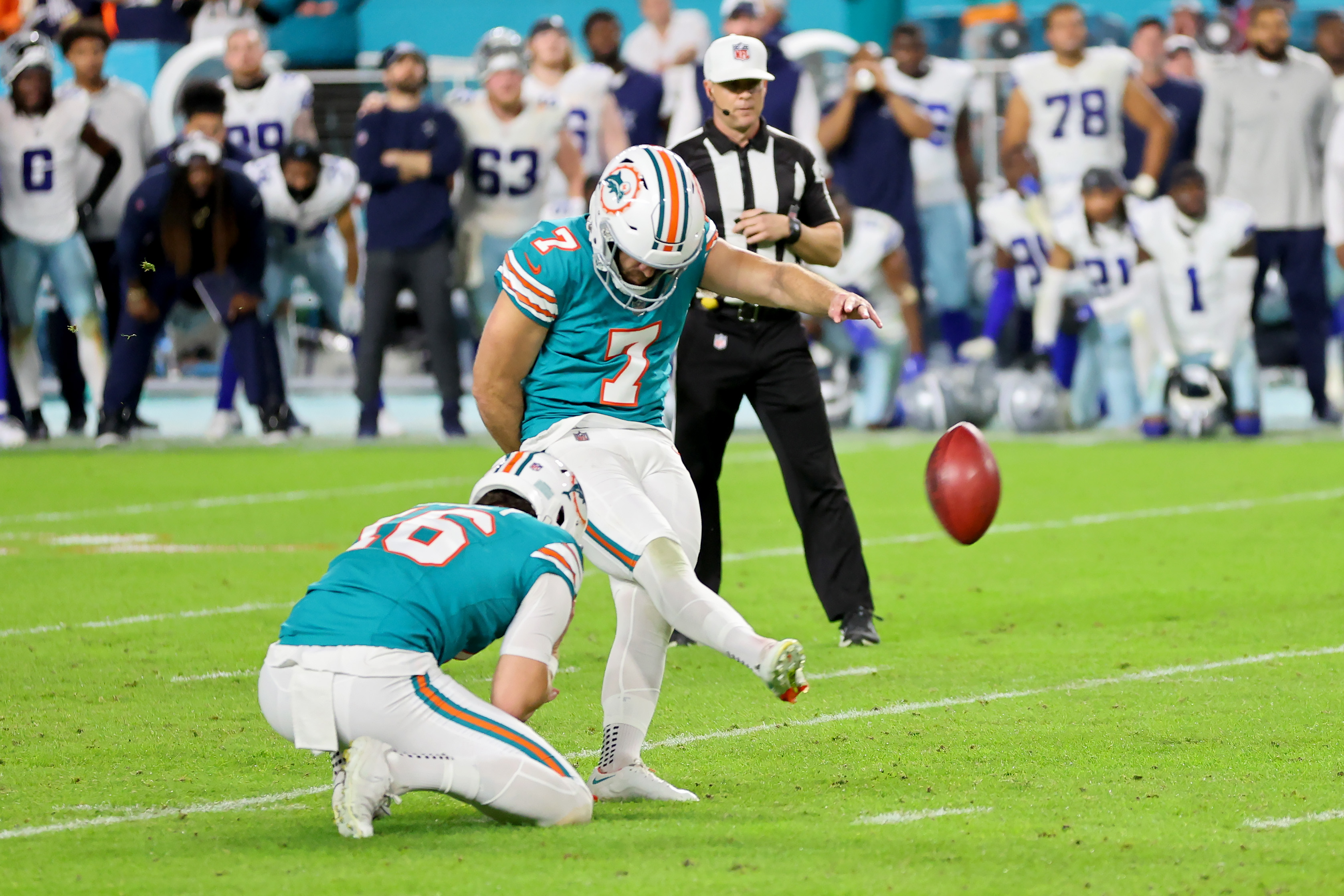 Kicker Jason Sanders (#7) of the Miami Dolphins shoots a field goal in the game against the Dallas Cowboys at Hard Rock Stadium in Miami Gardens, Florida, December 24, 2023. /CFP