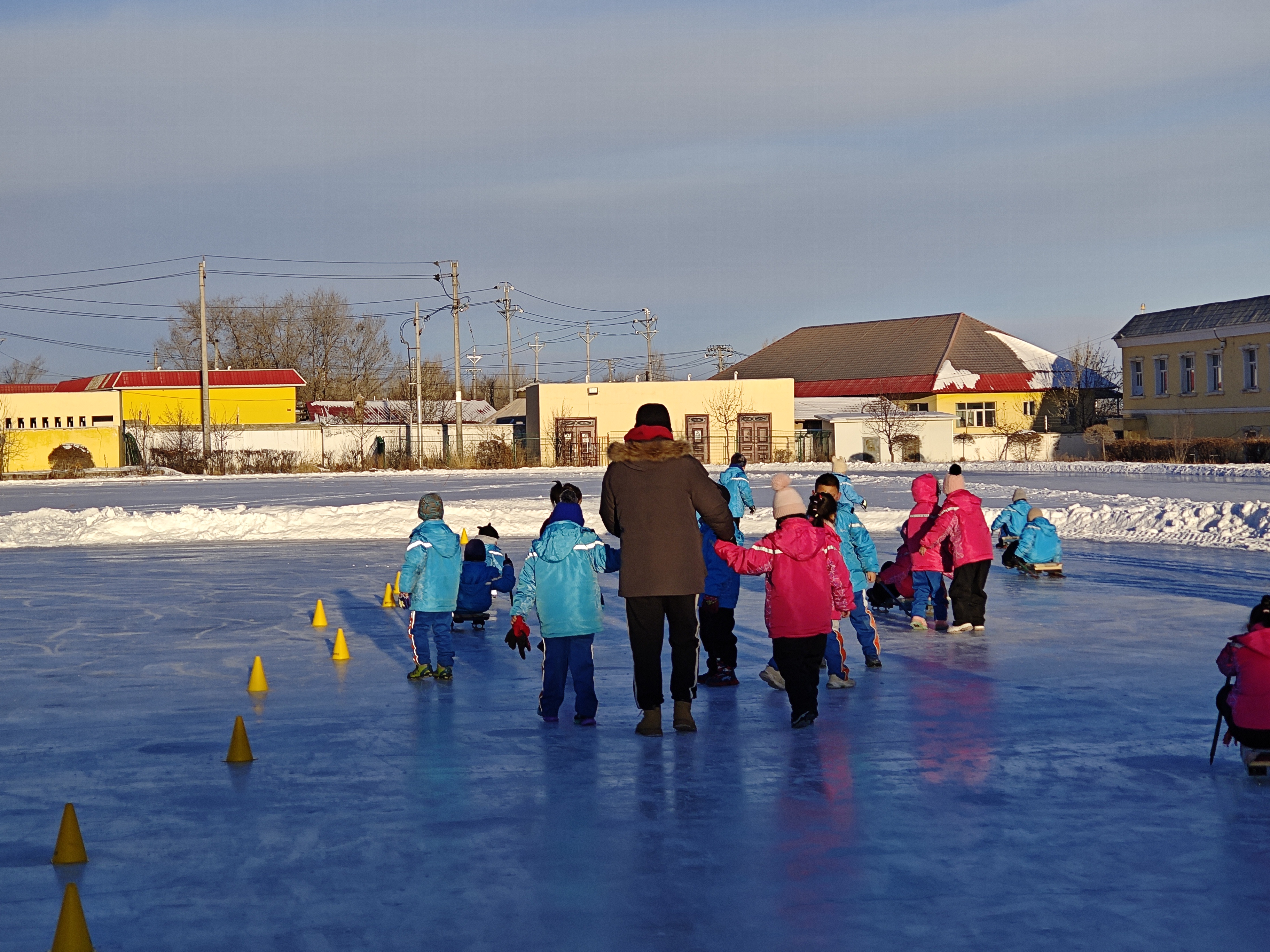 Winter sports boost enthusiasm among teens in Xinjiang schools