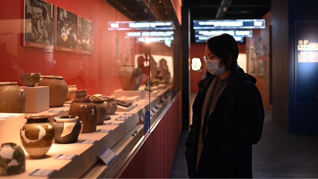 A photo taken on December 25, 2023 shows a visitor looking at the unearthed artifacts on display at the Museum of Nanyue King Mausoleum in Guangzhou, Guangdong Province, China. /CFP