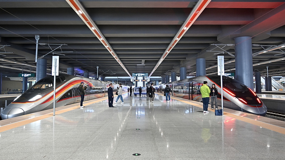火车站内的高铁站台，2023年12月26日。/CFP