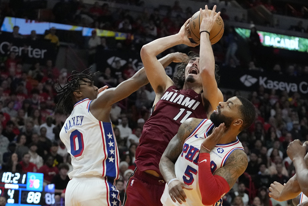 Jaime Jaquez Jr. (#11) of the Miami Heat shoots in the game against the Philadelphia 76ers at Kaseya Center in Miami, Florida, December 25, 2023. /CFP