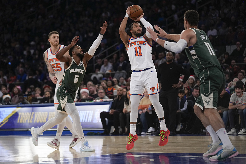 Jalen Brunson (R2) of the New York Knicks shoots in the game against the Milwaukee Bucks at Madison Square Garden in New York City, December 25, 2023. /CFP