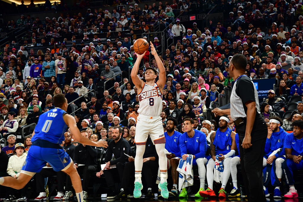 Grayson Allen (#8) of the Phoenix Suns shoots in the game against the Dallas Mavericks at Footprint Center in Phoenix, Arizona, December 25, 2023. /CFP