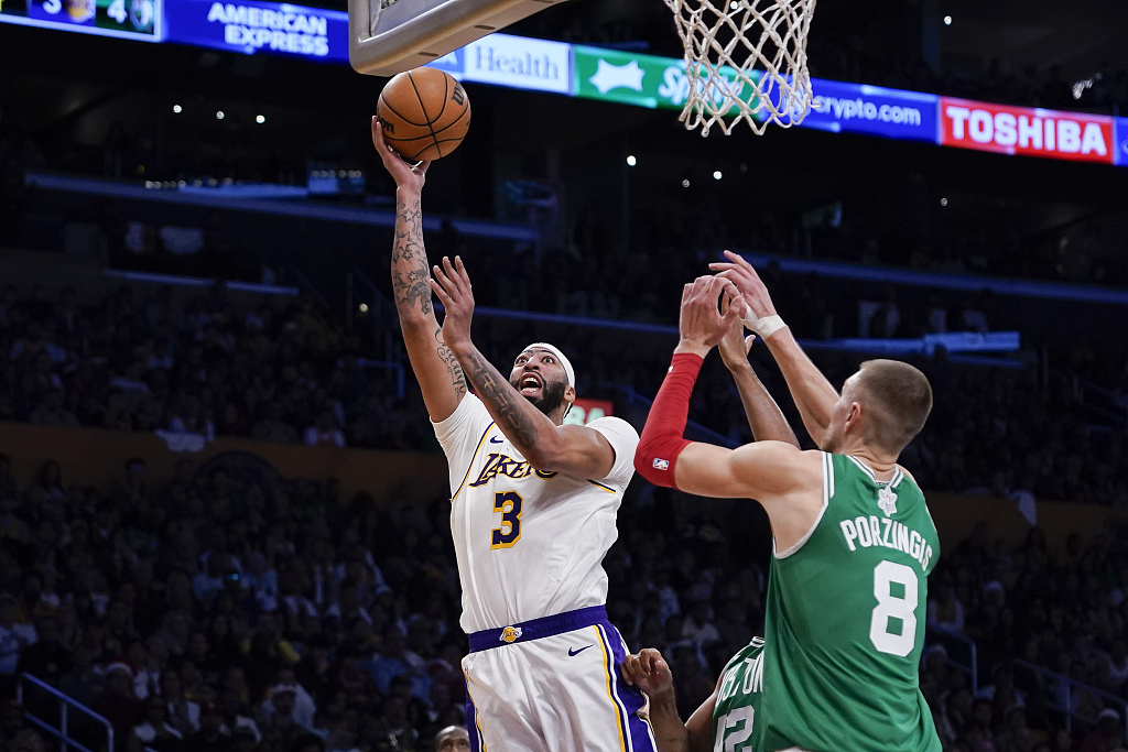 Anthony Davis (#3) of the Los Angeles Lakers shoots in the game against the Boston Celtics at Crypto.com Arena in Los Angeles, California, December 25, 2023. /CFP
