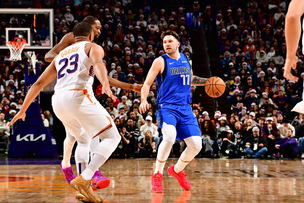 Luka Doncic (#77) of the Dallas Mavericks dribbles in the game against the Phoenix Suns at Footprint Center in Phoenix, Arizona, December 25, 2023. /CFP