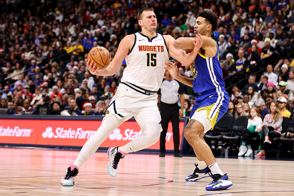 Nikola Jokic (#15) of the Denver Nuggets penetrates in the game against the Golden State Warriors at Ball Arena in Denver, Colorado, December 25, 2023. /CFP