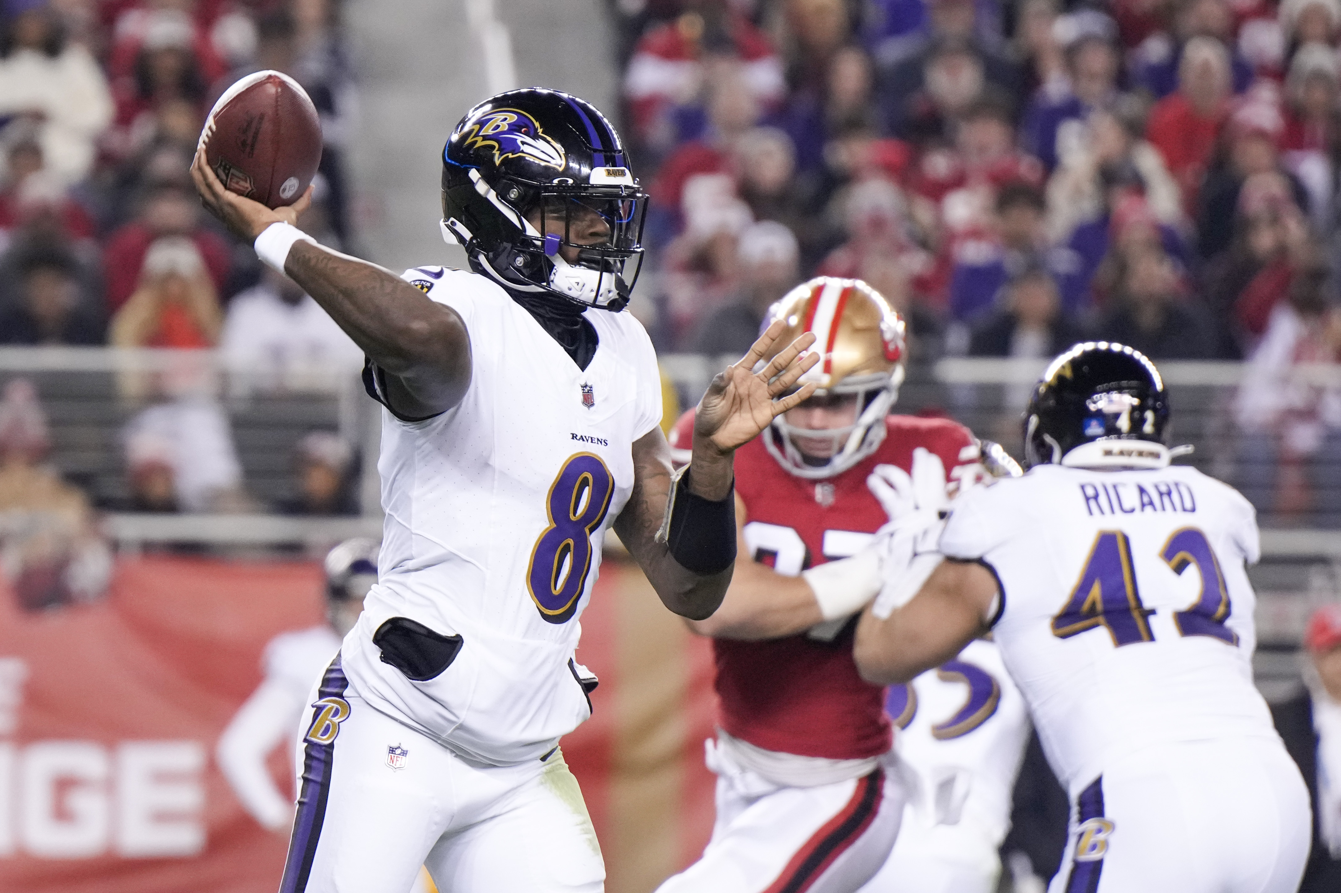 Quarterback Lamar Jackson (#8) of the Baltimore Ravens passes in the game against the San Francisco 49ers at Levi's Stadium in Santa Clara, California, December 25, 2023. /CFP