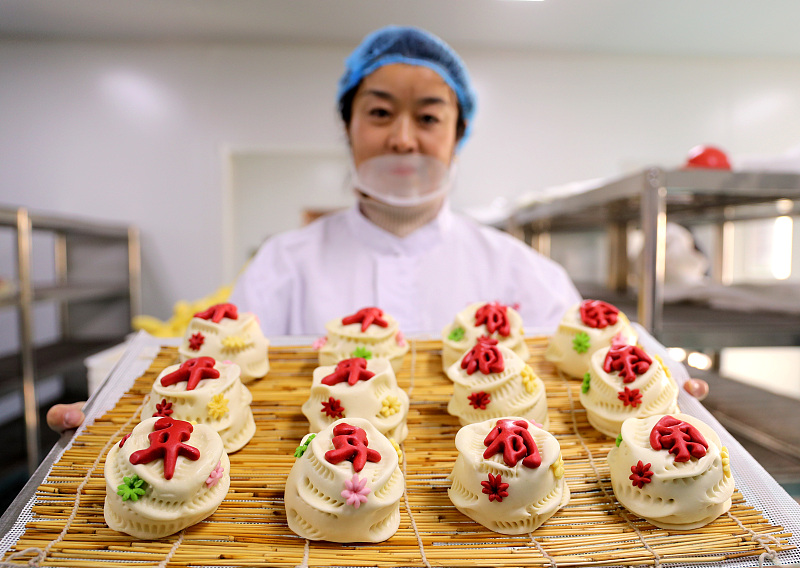 A chef showcases traditional Shandong huabobo at a kitchen in Qingdao City, Shandong Province, December 24, 2023. /CFP