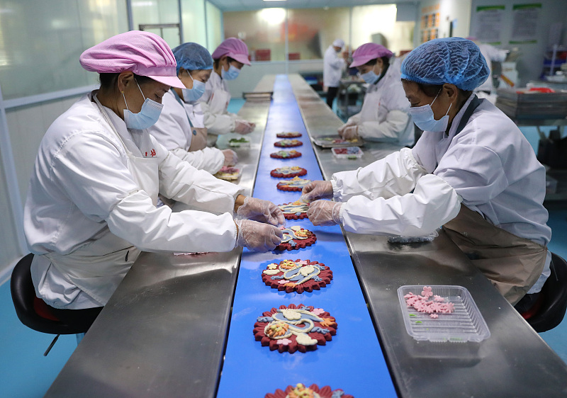 Chefs create traditional Shandong huabobo at a kitchen in Qingdao City, Shandong Province, December 24, 2023. /CFP