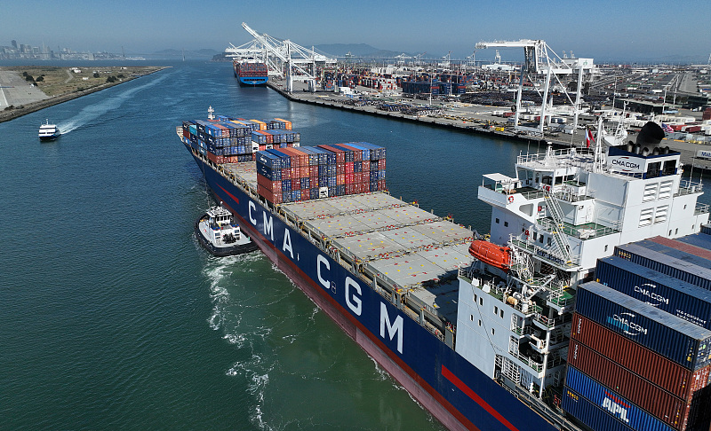 A shipping container is guided into the Port of Oakland, California, August 7, 2023. /CFP