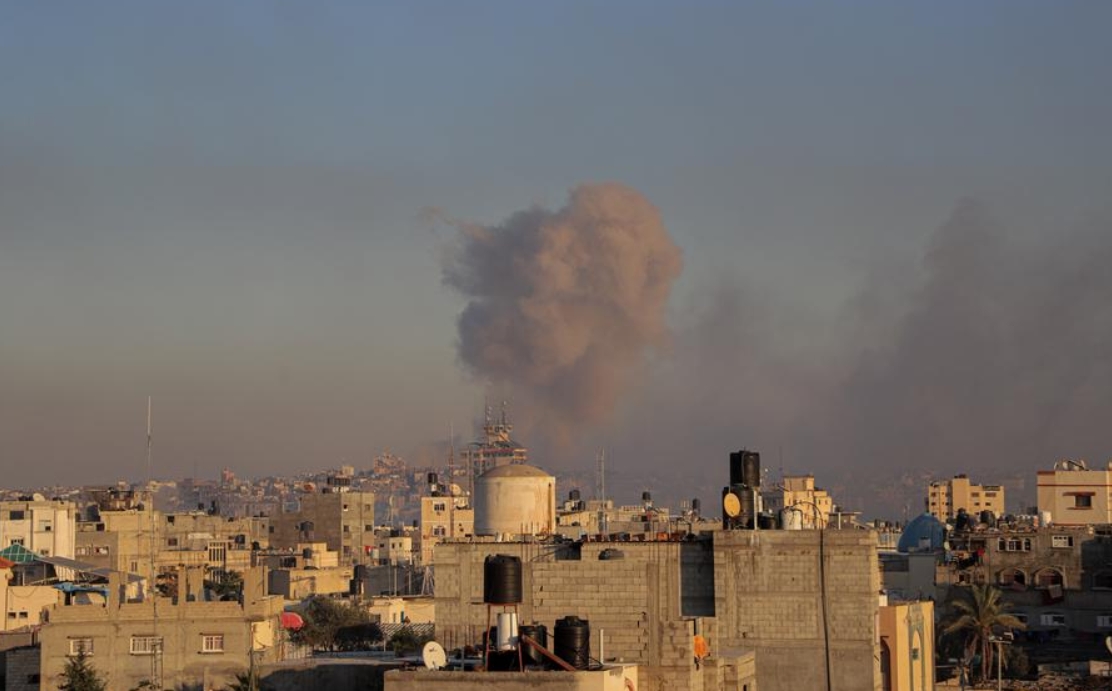 Smoke rises following an Israeli airstrike in the southern Gaza Strip city of Khan Younis, on December 15, 2023. /Xinhua