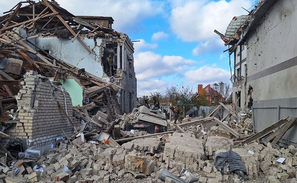 A view of the ruins of a building destroyed in a military strike by the Armed Forces of Ukraine on the town of Skadovs, November 9, 2023. /CFP