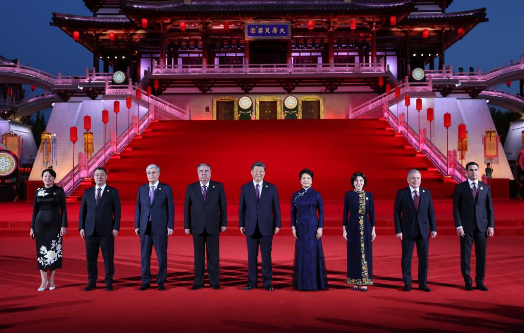 Chinese President Xi Jinping and his wife Peng Liyuan pose for a group photo with guests in front of Ziyun Tower in Xi'an in northwest China, May 18, 2023. /Xinhua