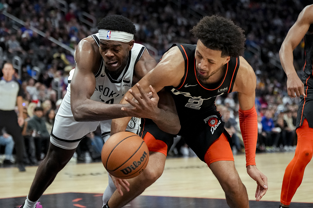 Day'Ron Sharpe (L) of the Brooklyn Nets and Cade Cunningham of the Detroit Pistons go for a loose ball during their NBA game at Little Caesars Arena in Detroit, U.S., December 26, 2023. /CFP