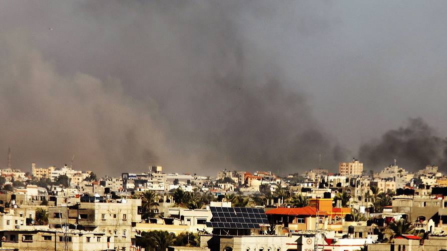 Smoke billows over Khan Yunis in the southern Gaza Strip during Israeli bombardment, December 26, 2023. /CFP