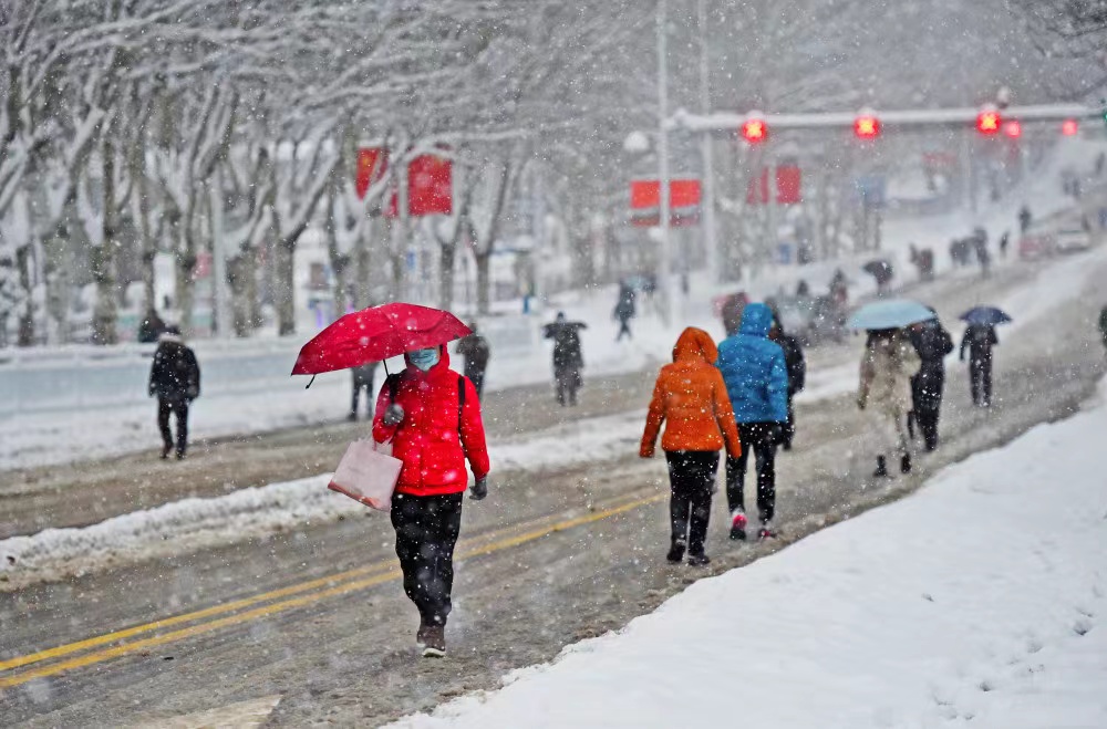 Sluggish snow-clearing efforts in the northeastern city of Benxi have created a buzz on Chinese social media after the city was reported to have spent 2.8 billion yuan ($392 million) over a 24-year snow removal contract with a local company. /Provided by CGTN's Guan Yang