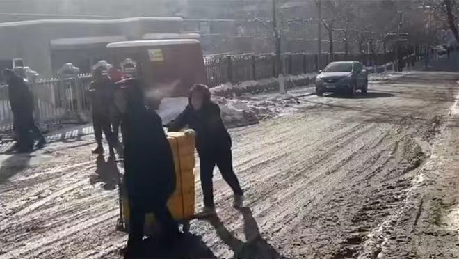 Slushy roads in recent days have made walking around the hilly city a rather bad idea for the locals. /Provided by CGTN's Guan Yang