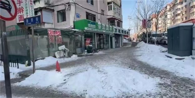 Some vendors are also angered after being informed that a fine would be issued if they did not clear the snow on their doorstep. /Provided by CGTN's Guan Yang