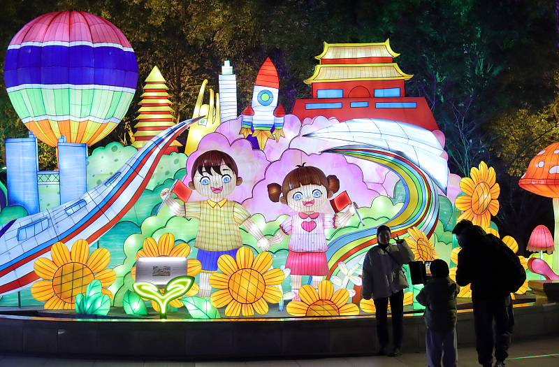 Visitors take photos at a lantern fair in Changzhou City, Jiangsu Province, December 26, 2023. /CFP
