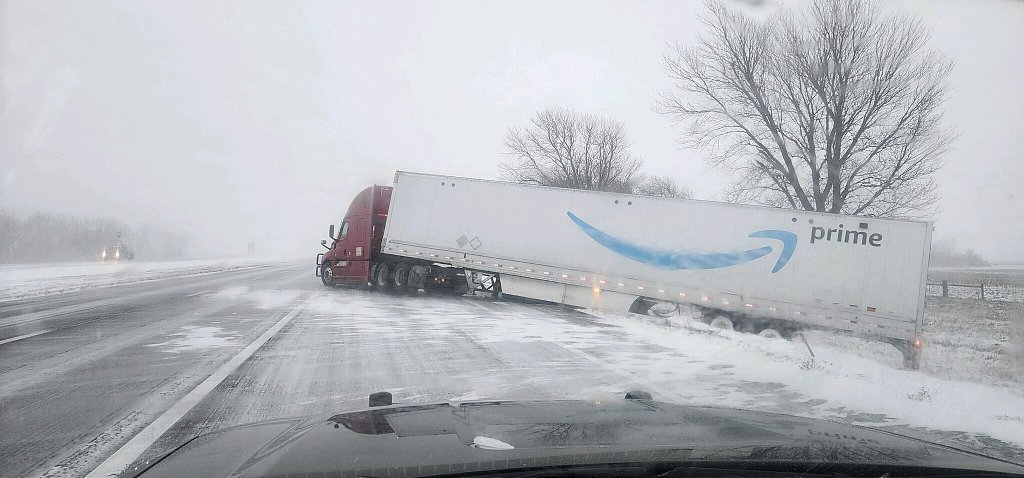 A tractor trailer veers into ditch on Christmas Day on Interstate 80 in Nebraska as a winter storm pummels part of the Midwest, the U.S., December 25, 2023. /CFP