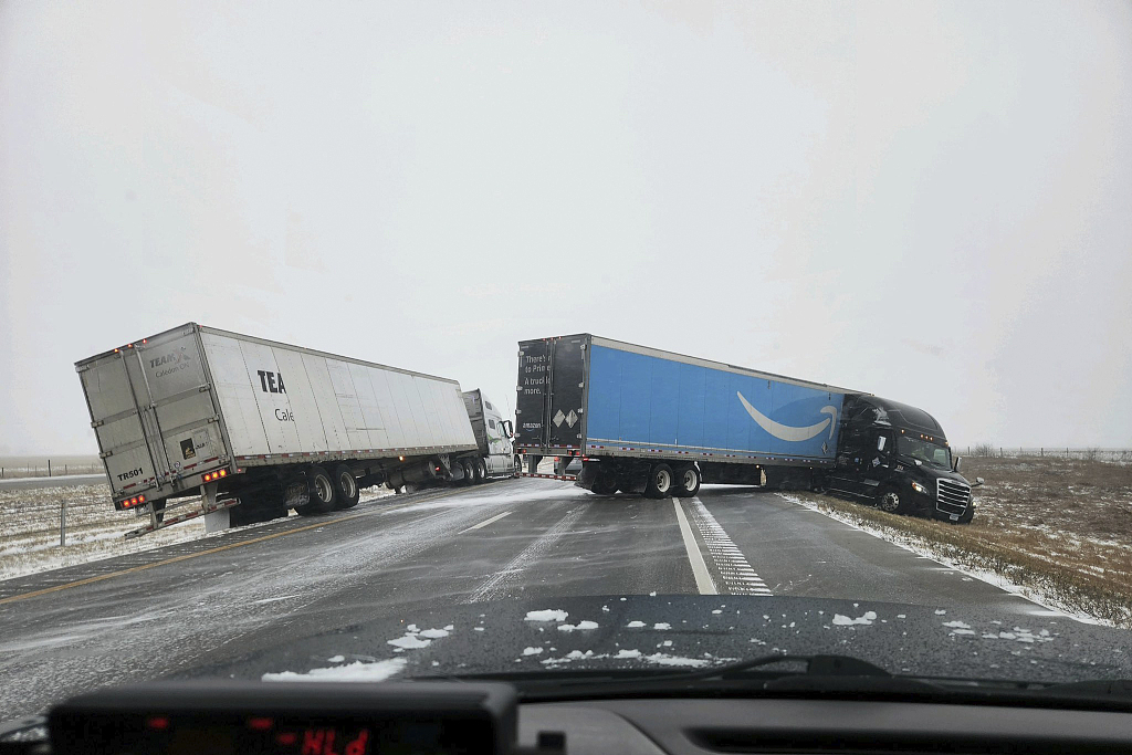 Two tractor-trailers lose control on Christmas Day on Interstate 80 in Nebraska as a winter storm pummels part of the Midwest, the U.S., December 25, 2023. /CFP