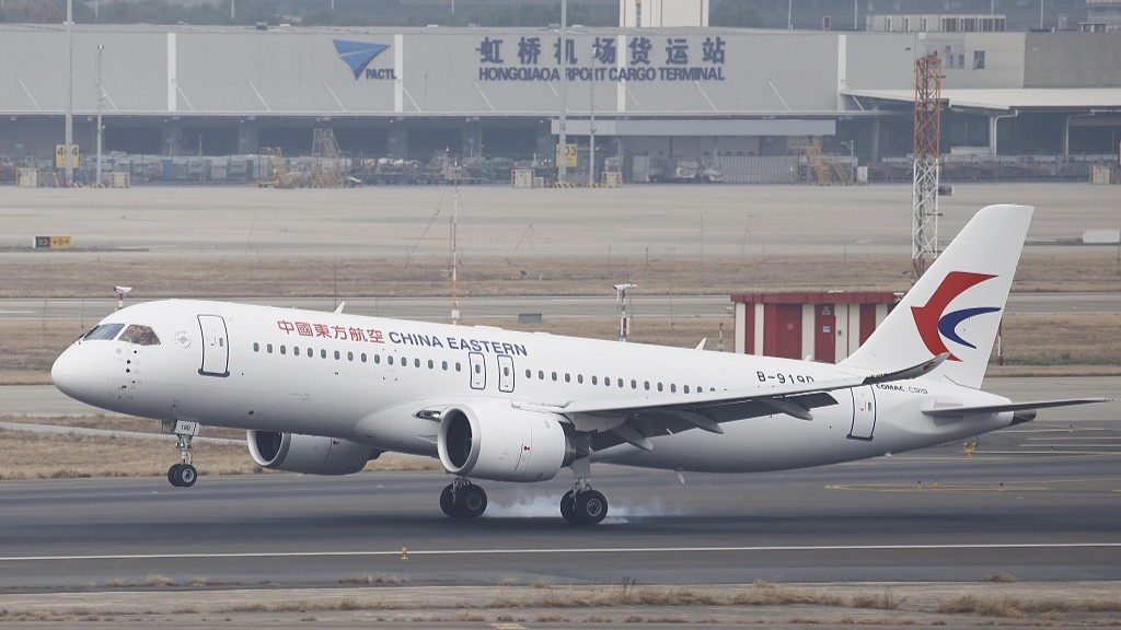 2023年12月9日，一架C919飞机降落在上海。/CFP