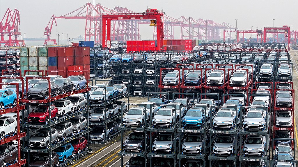 2023年12月13日，中国东部江苏省的汽车等待海外发货。/CFP