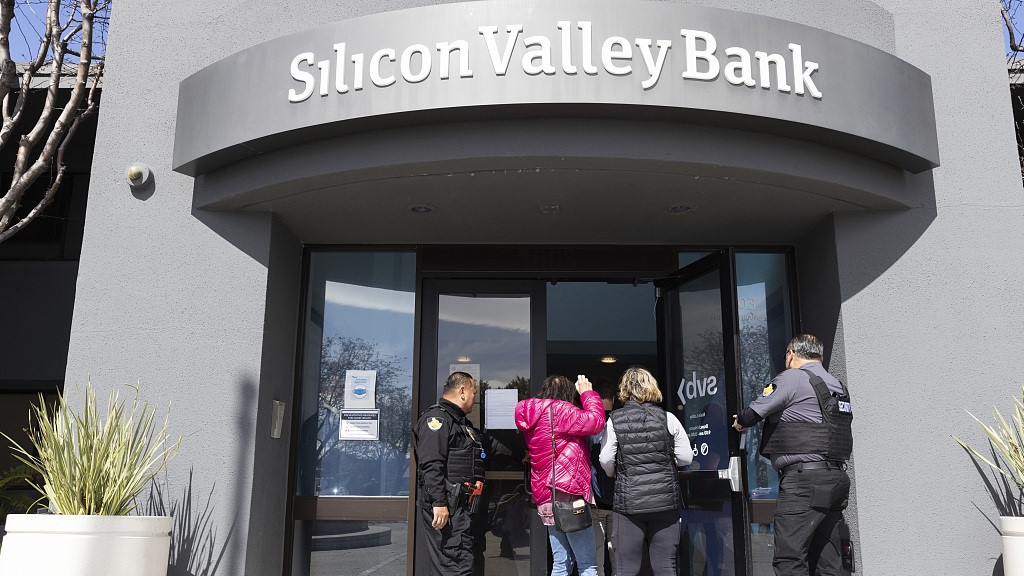 2023 年 3 月 13 日，保安人员允许个人进入硅谷银行位于加利福尼亚州圣克拉拉的总部。/CFP