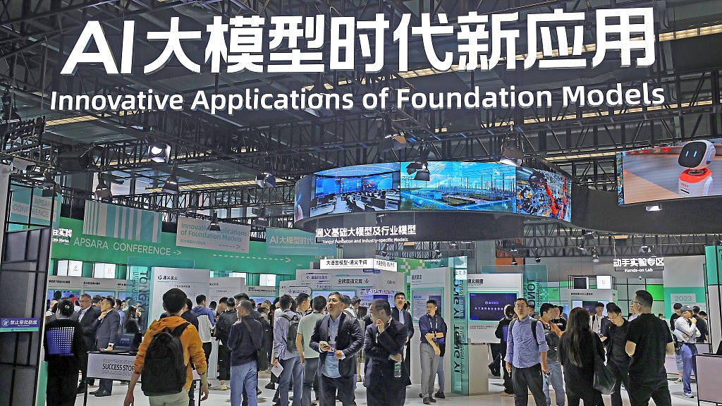 2023 年 10 月 31 日，与会者参观在中国东部浙江省举行的技术峰会。/CFP
