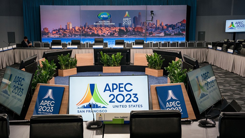 2023 年 11 月 11 日，美国加利福尼亚州莫斯康中心举行的 APEC 领导人非正式会议期间，屏幕上显示 APEC 2023 标志。/CFP