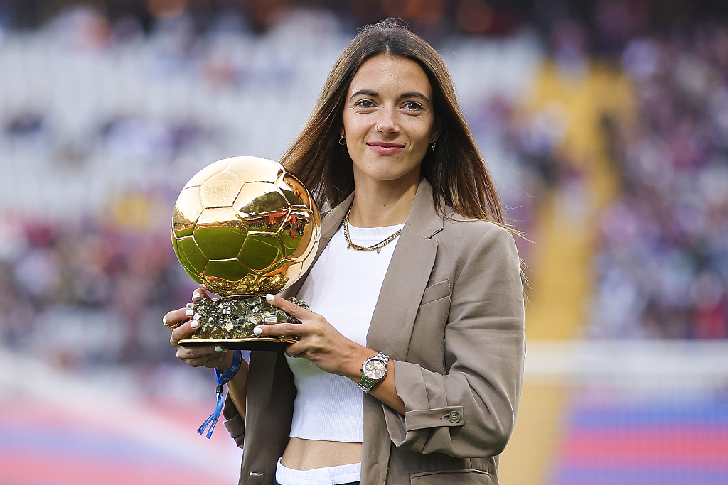 Aitana Bonmati of FC Barcelona holds her Ballon d'Or Féminin award prior to a La Liga match in Barcelona, Spain, November 12, 2023. /CFP