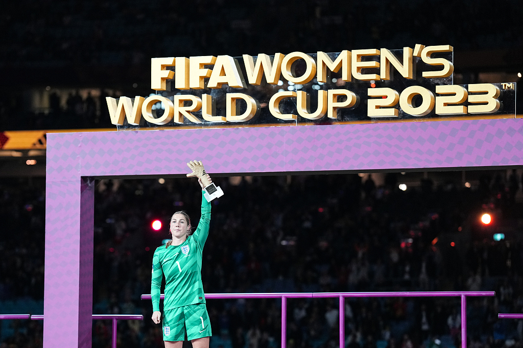 Mary Earps of England is awarded the FIFA Golden Glove award at the award ceremony after the FIFA Women's World Cup final between Spain and England at Australia Stadium in Sydney, Australia, August 20, 2023. /CFP