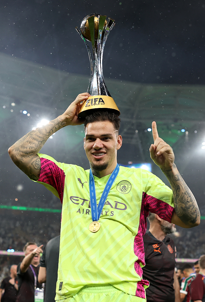 Ederson of Manchester City celebrates with the FIFA Club World Cup trophy after the team's victory in the final at King Abdullah Sports City Stadium in Jeddah, Saudi Arabia, December 22, 2023. /CFP