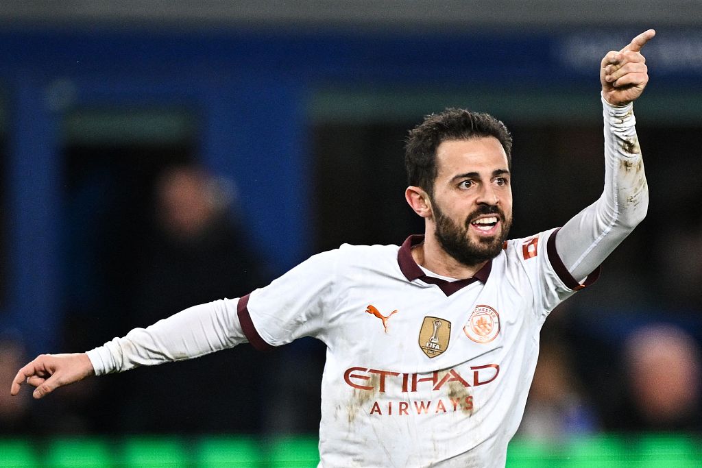 Manchester City's Bernardo Silva acknowledges teammates during their Premier League clash with Everton at Goodison Park in Liverpool, England, December 27, 2023. /CFP