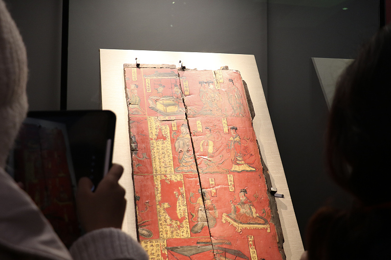 A visitor takes photos of intricate lacquer art at the Liangzhu Museum in Hangzhou City, Zhejiang Province, on December 27, 2023. /CFP