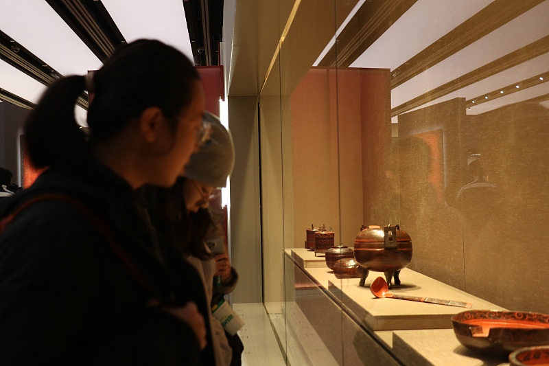 Visitors appreciate a piece of lacquer art at the Liangzhu Museum in Hangzhou City, Zhejiang Province, on December 27, 2023. /CFP