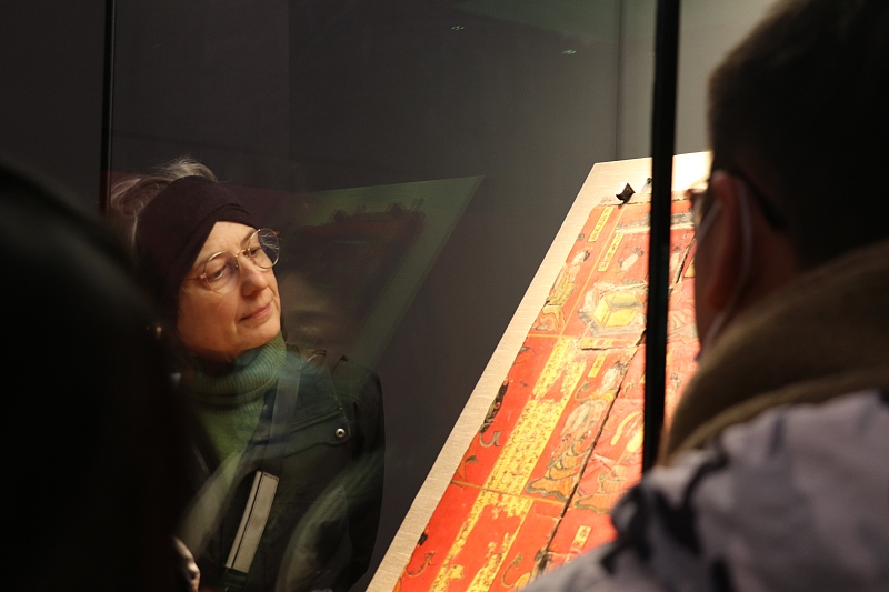 Visitors appreciate a piece of lacquer art at the Liangzhu Museum in Hangzhou City, Zhejiang Province, on December 27, 2023. /CFP