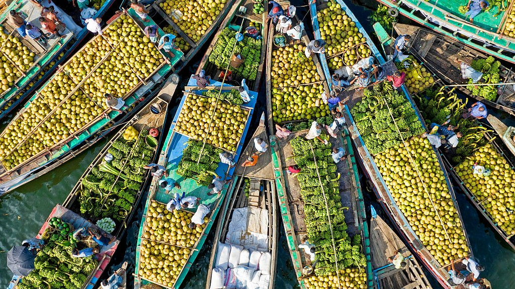 Small vendors gather on the river bank to sell imported fruits, Rangamati, Bangladesh, October 28, 2022. /CFP