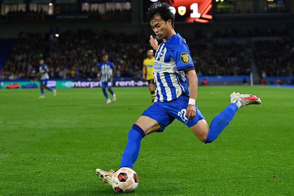 Brighton's Kaoru Mitoma controls the ball during their Europa League clash with AEK Athens at the American Express Community Stadium in Brighton, England, September 21, 2023. /CFP