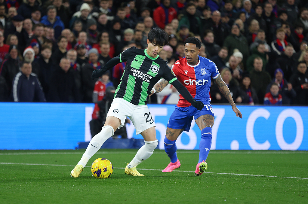 Brighton's Kaoru Mitoma and Crystal Palace's Nathaniel Clyne during their Premier League clash at Selhurst Park in London, England, December 21, 2023. /CFP