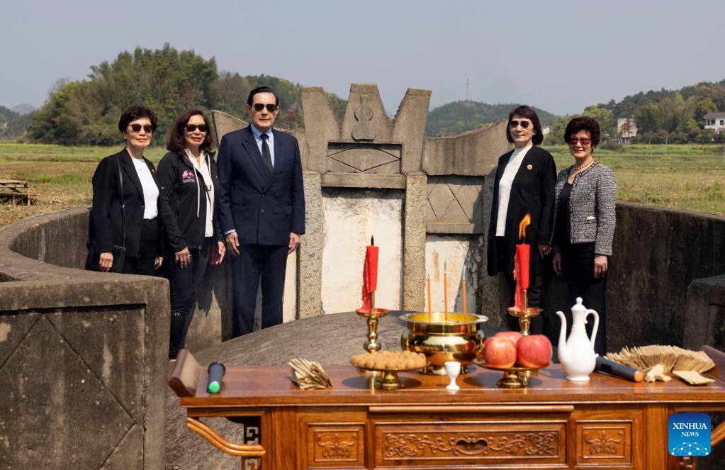 Ma Ying-jeou visits the tomb of his grandfather with his family in Shuangyang Village of Chaensi Town in Xiangtan County, central China's Hunan Province, April 1, 2023. /Xinhua