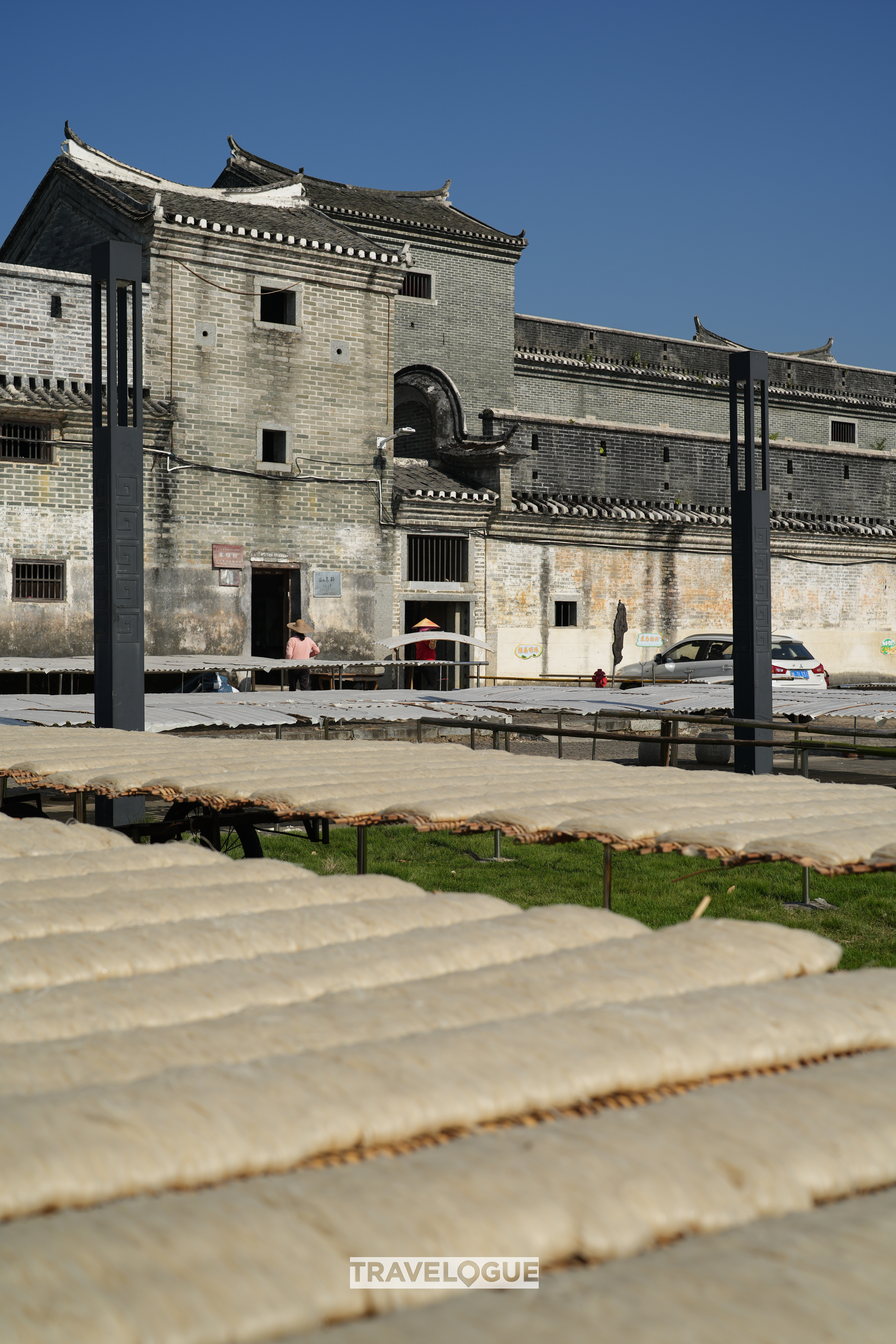 The rice noodles dry in sunshine for several hours. /CGTN
