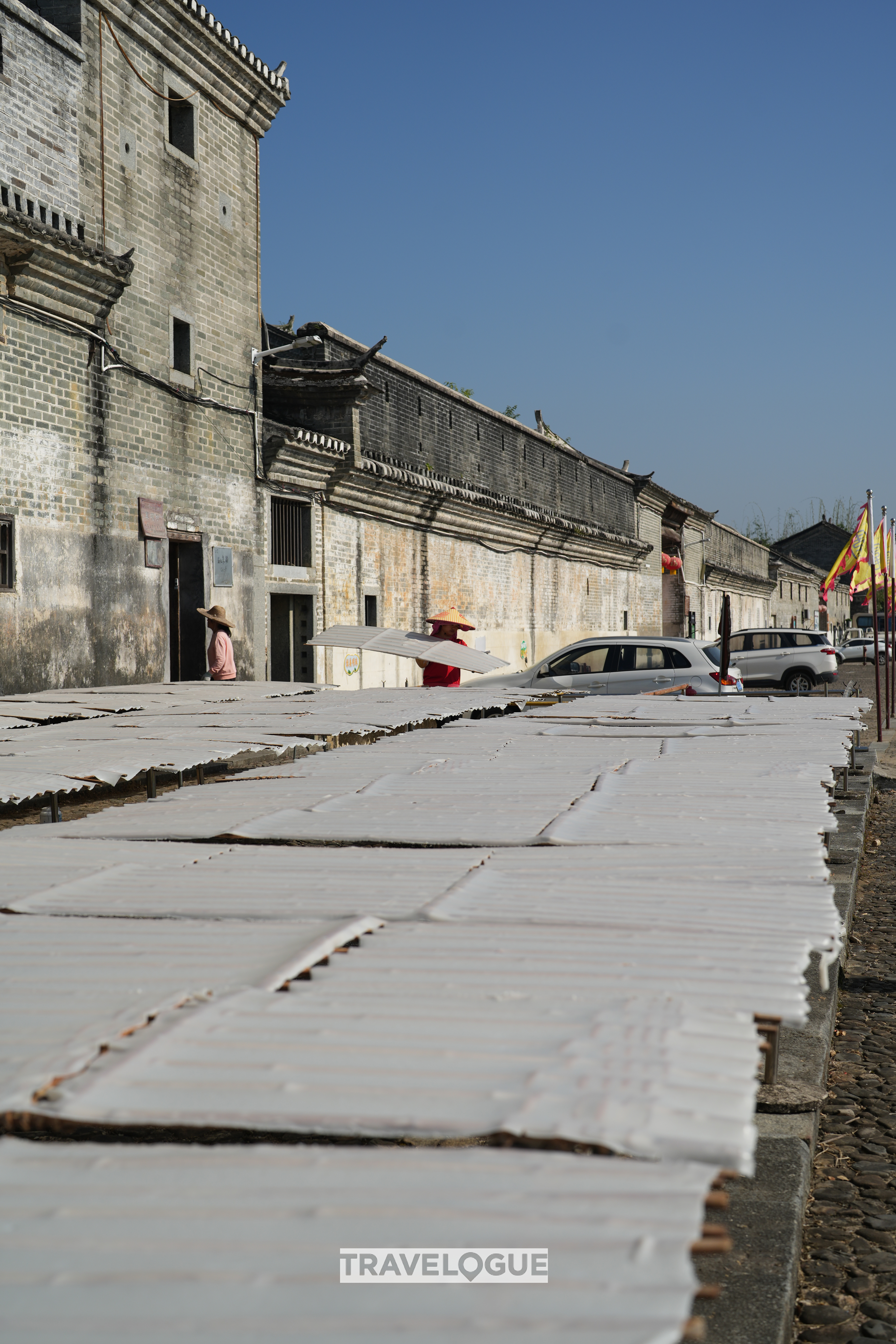 The rice noodles dry in sunshine for several hours. /CGTN
