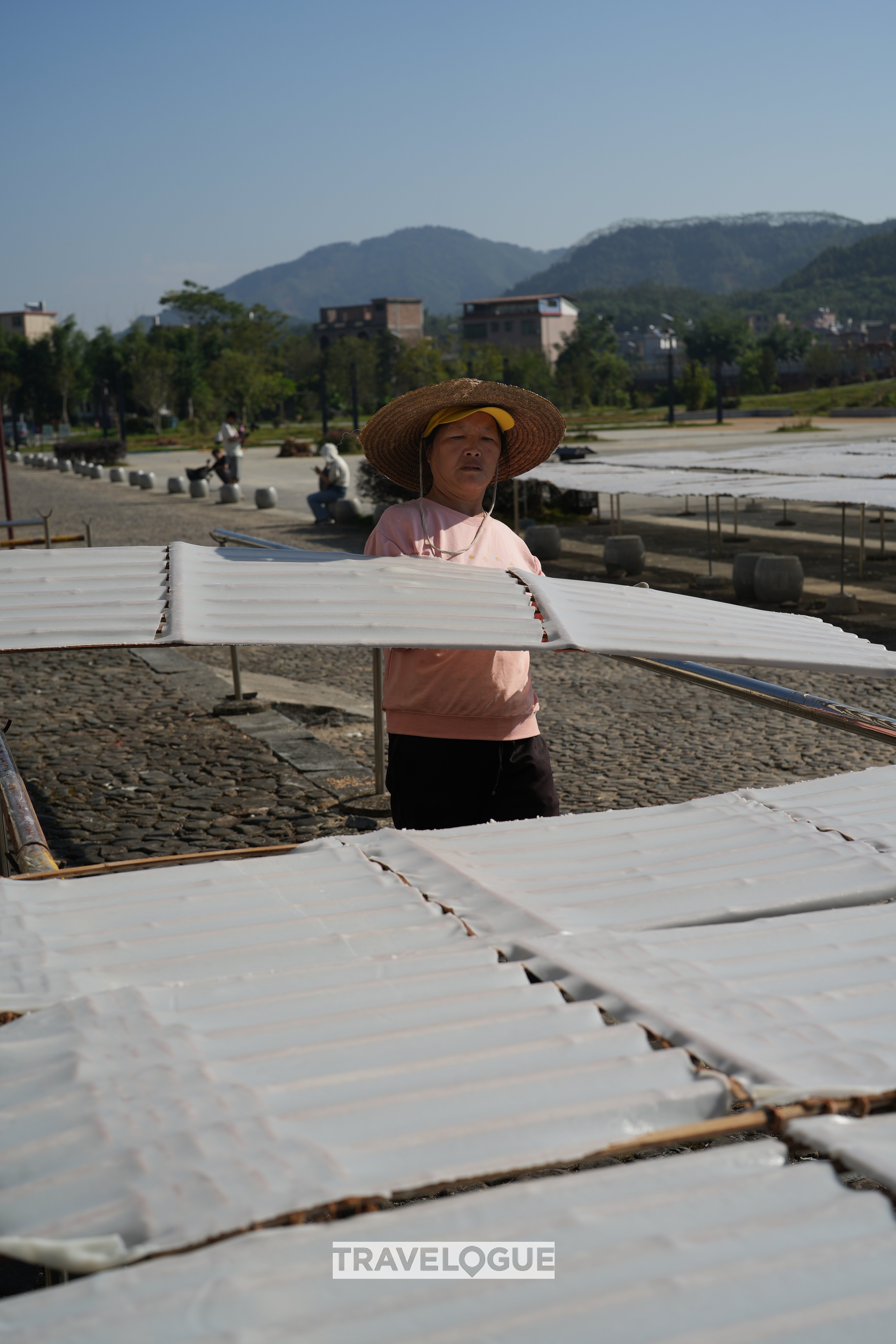 The rice noodles dry in sunshine for several hours. /CGTN